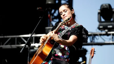 Canción de Julieta Venegas para el Mundial genera polémica