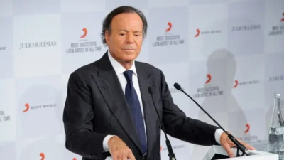 Dos exempleadas vuelven a demandar a Julio Iglesias