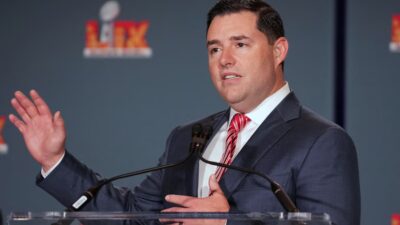 Dueño de los 49ers enfrenta dos cargos menores tras arresto en Ohio