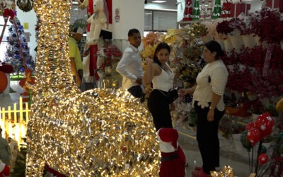 Mercado Oriental abastecido con productos de la temporada navideña