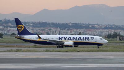 Una ventanilla se rompe en un avión de Ryanair y desata el pánico