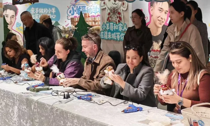 Mujeres diplomáticas conocen la riqueza cultural de Xinjiang, China