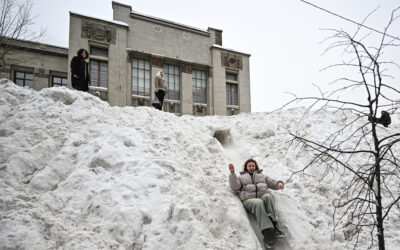 Moscovitas se divierten en una «duna» de nieve de tres metros en pleno centro