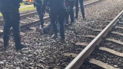 Activistas bloquean un tren en Róterdam en protesta por envíos de armas