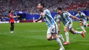 Argentina remonta 3-2 a Egipto y avanza a cuartos de final