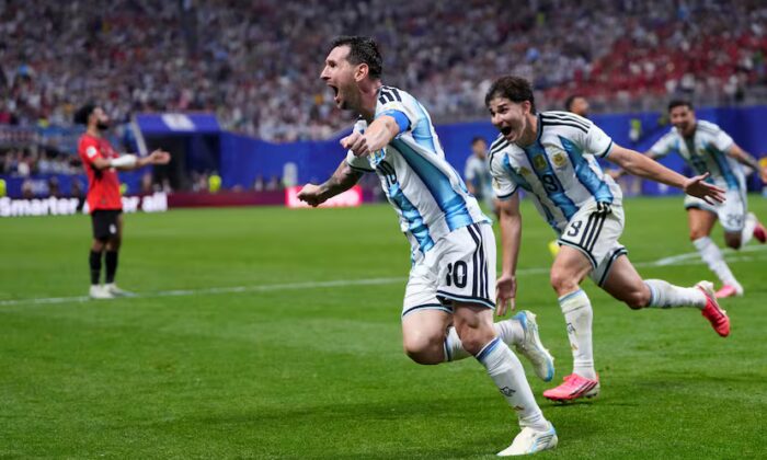 Argentina remonta 3-2 a Egipto y avanza a cuartos de final
