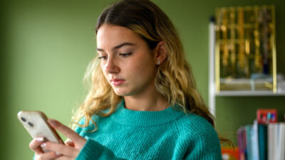 País de la OTAN prohíbe redes sociales a menores de 15 años
