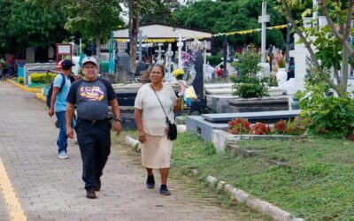 Familias enfloran a sus deudos en el Cementerio Periférico