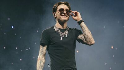 Peso Pluma se consiente con Ferrari de lujo