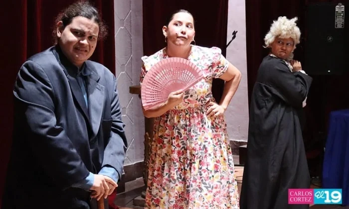 Estudiantes protagonizan muestra de teatro en cierre semestral