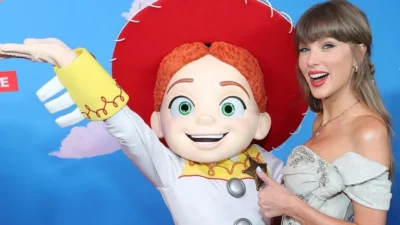Taylor Swift participó en la premiere de “Toy Story 5” en Los Ángeles