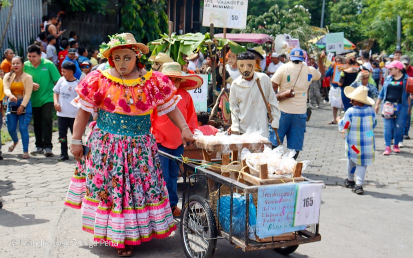 Colorido desfile del Toro Venado en Masaya