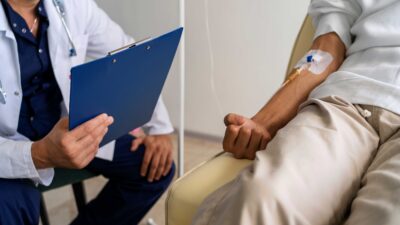 Estudio analiza el uso de vitamina C intravenosa en pacientes con traumatismos