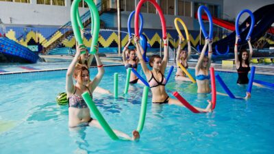 Los beneficios de la gimnasia acuática y 4 ejercicios básicos