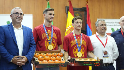 Regalo que recibieron los jugadores españoles Gavi y Fabián Ruiz en su ciudad natal