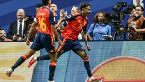 España golea a Arabia Saudita y queda cerca de los octavos de final