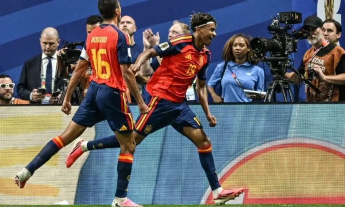España golea a Arabia Saudita y queda cerca de los octavos de final