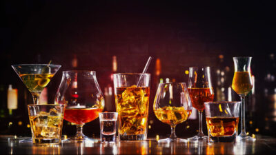 Descubren el doble efecto del alcohol en esta enfermedad