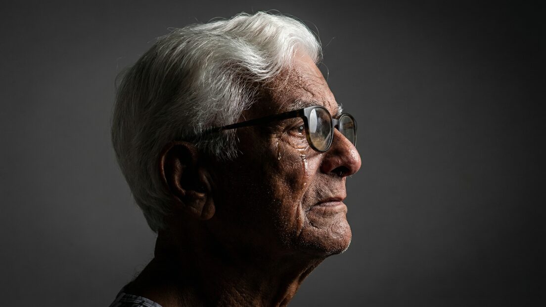 Anciano pierde la pensión tras confundirlo con su gemelo fallecido