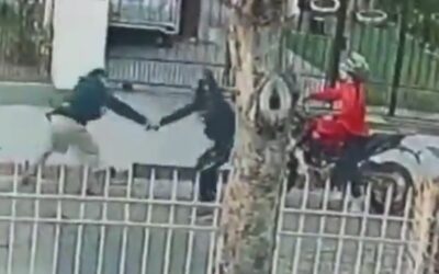 Se enfrenta a puñetazos con delincuentes y logra salvarse de dos disparos