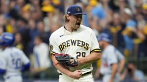 Brewers derrotan 2-1 a los Dodgers en el Juego 1 de la NLCS