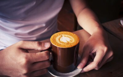 Una bebida que tomas a diario podría quitarte 5 años biológicos