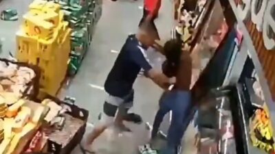 Asesina a su expareja a puñaladas frente a otros clientes