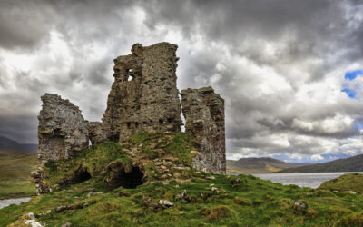 Destruyen el muro de un antiguo castillo para evitar mojarse los pies y tomarse fotos