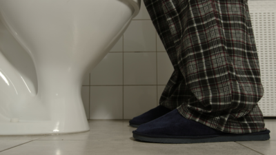 Riñones sanos: cuántas veces al día debes orinar, según urólogos