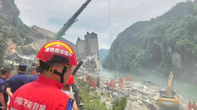 Rescatan a 10 personas tras derrumbe en Chongqing que sepultó edificios en China