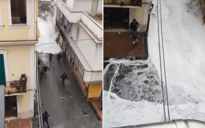 Personas huyen de las olas que azotan la costa sur de Italia