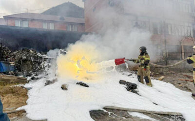 Helicóptero turístico se estrella contra una casa en Rusia