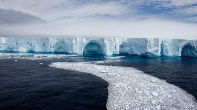 Hallan una gigantesca estructura bajo el hielo antártico