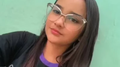 Joven muere electrocutada al usar plancha de cabello