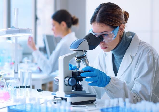 La biología sintética, un área de investigación potenciada por la inteligencia artificial, avanza rápidamente y pronto los científicos podrían ser capaces de crear células sintéticas, lo que, según el consejo editorial de The Economist, daría lugar a una bioquímica 