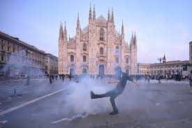 Una protesta termina con ataques contra el emblemático Duomo de Milán