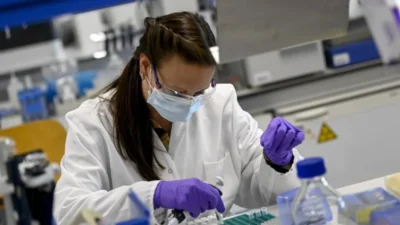 Vacuna desarrollada por IA es probada por primera vez en humanos