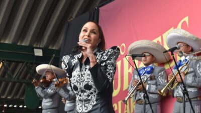 Lucero da concierto sorpresa y emociona a la Central de Abasto