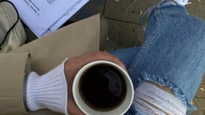 El riesgo de tomar bebidas calientes en vasos de papel