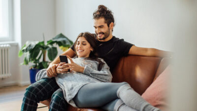 Los smartphones, relacionados con el descenso de la natalidad