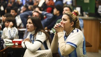 Los dejaron ver el partido y luego los despidieron