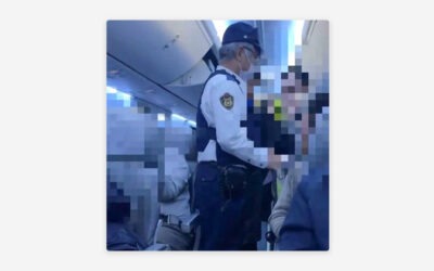 Un pasajero fuerza el regreso de un avión porque no lo acomodaron junto a su novia