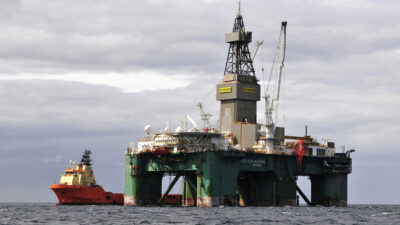 Bajan acciones petrolera con proyectos en las Malvinas