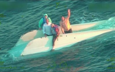 Rescatan a cuatro hombres tras pasar más de 20 horas a la deriva sobre un bote volcado