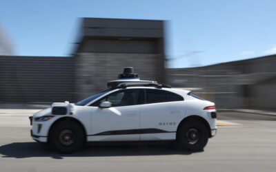 Mujer da a luz sola a bordo de un taxi sin conductor