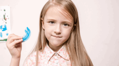 Niños que rechinan los dientes al dormir: Causas y señales de alerta