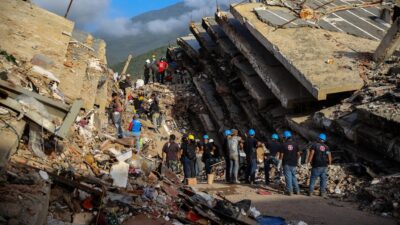 Venezuela intenta reconstruirse un mes después del doble sismo