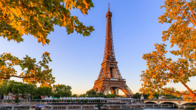 Grupo hindú desata controversia durante su visita a la Torre Eiffel