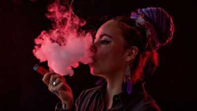 El verdadero costo de fumar y vapear, según un estudio