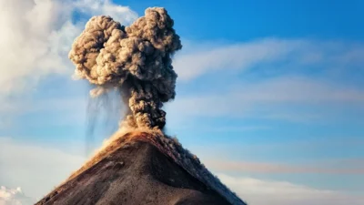 Turista murió tras caer 600 metros en un volcán